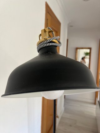 Lámpara de pie negra y dorada
