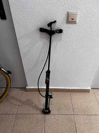 Bicicleta BH Bolero, inflador, cesta y candado