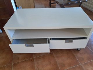 Mueble de salón blanco, compuesto por tres módulos