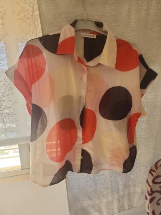 Camisa PARFOIS manga corta lunares, usada una vez