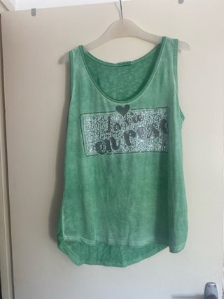 Camiseta sin mangas verde con lentejuelas