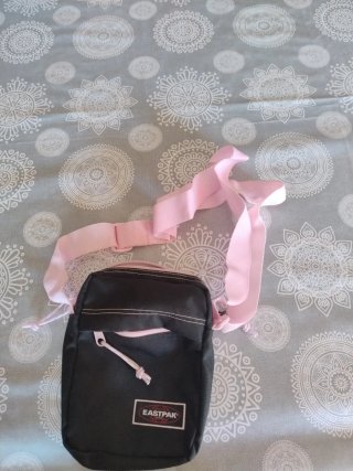 Riñonera Eastpak Negra y Rosa