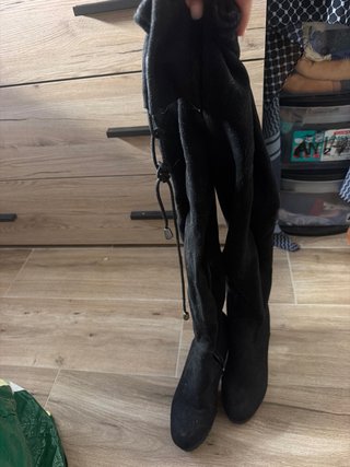 Botas altas de terciopelo negras