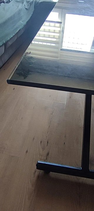 Mesa auxiliar elevable cristal y metal