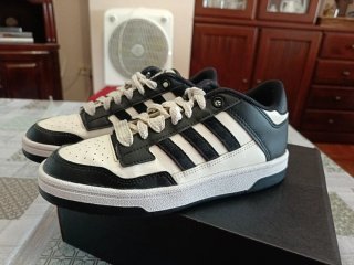 Zapatillas Adidas Hoops Classic Negras y Blancas
