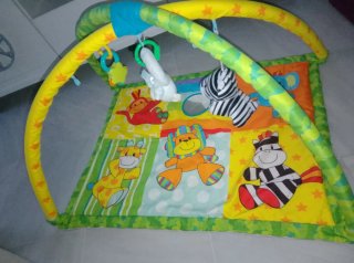 Manta de actividades para bebés con gimnasio