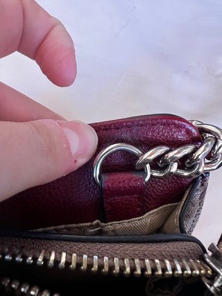 Bolso Guess marrón y rojo