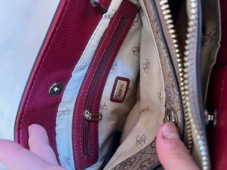 Bolso Guess marrón y rojo