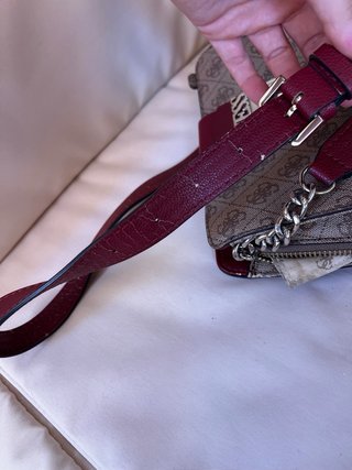 Bolso Guess marrón y rojo