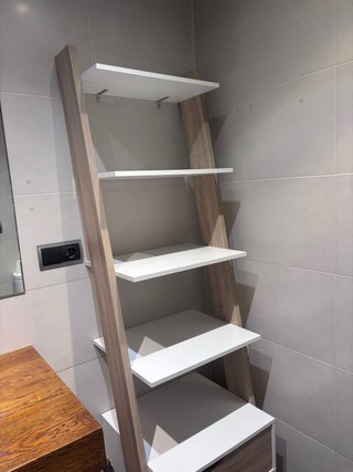 Estantería baldas y cajón madera y blanco.