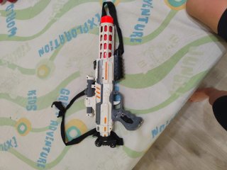 Pistola de juguete con correa