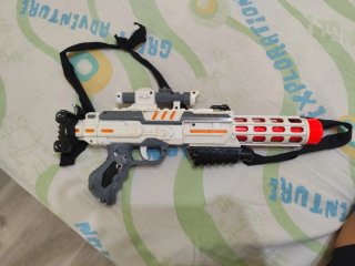Pistola de juguete con correa