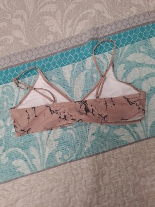 Bikini con pareo estampado mármol. Sin usar