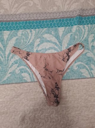 Bikini con pareo estampado mármol. Sin usar
