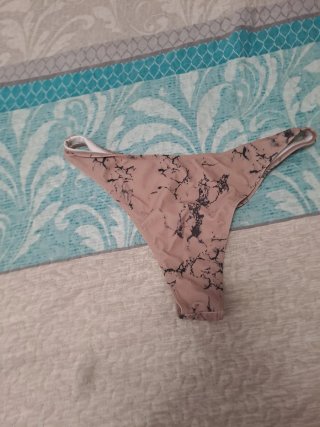 Bikini con pareo estampado mármol. Sin usar