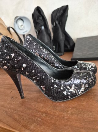 Zapatos de tacón negros con lentejuelas