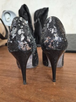 Zapatos de tacón negros con lentejuelas
