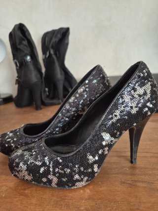 Zapatos de tacón negros con lentejuelas
