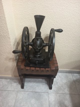 Molinillo de café antiguo de hierro