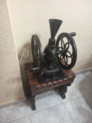 Molinillo de café antiguo de hierro