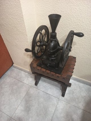Molinillo de café antiguo de hierro