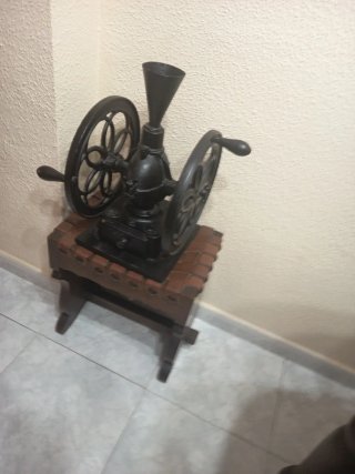 Molinillo de café antiguo de hierro