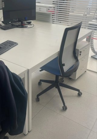 Mesas de oficina blancas