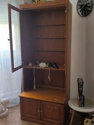 Mueble de madera con vitrina