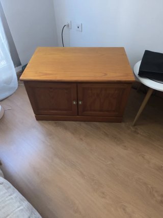 Mueble de madera con vitrina