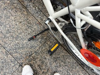 Bicicleta de paseo blanca y roja (de niño)