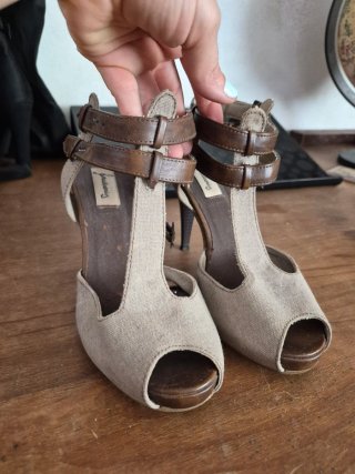 Sandalias tacón beige y marrón