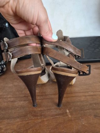Sandalias tacón beige y marrón