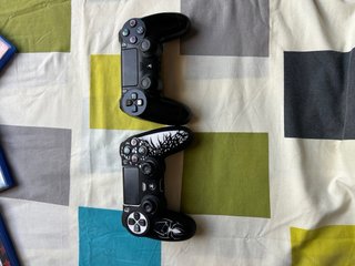 PS4 (PlayStation 4) con 2 mandos y 4 juegos