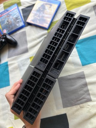 PS4 (PlayStation 4) con 2 mandos y 4 juegos