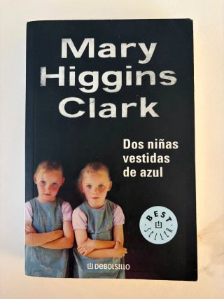 Dos niñas vestidas de azul