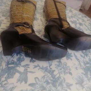 Botas altas piel charol negras y amarillo verdoso