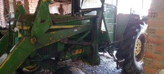 Tractor John Deere 3135 con pala