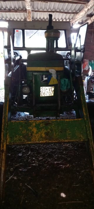 Tractor John Deere 3135 con pala