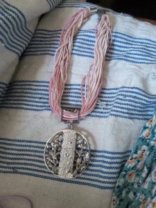 Collar con colgante de mariposas y flores