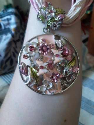 Collar con colgante de mariposas y flores