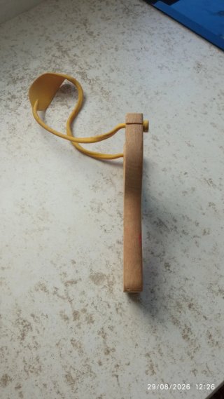Tirachinas de madera de haya con goma.