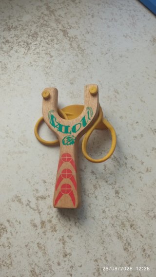 Tirachinas de madera de haya con goma.