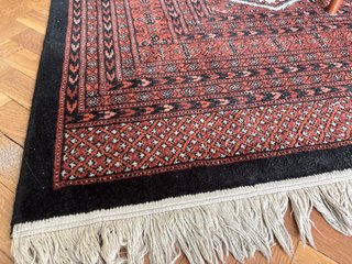 Tappeto orientale rosso e nero