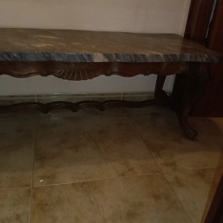 Mesa auxiliar antigua de mármol y madera