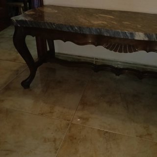 Mesa auxiliar antigua de mármol y madera