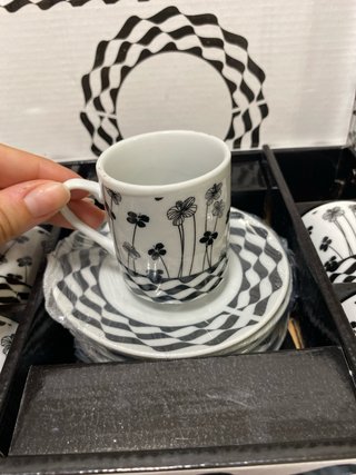 Juego de café nuevo con etiquetas