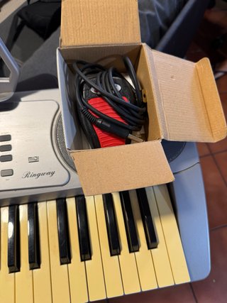 Piano CK68 con soporte y cables