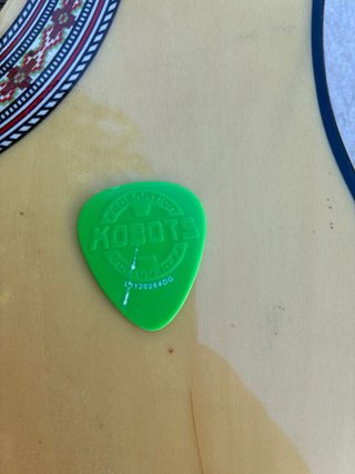 Guitarra Rocío C16 con púa