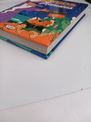 Libro con 8 CUENTOS DE FANTASIA.