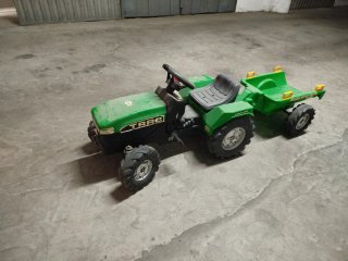 Tractor de pedales infantil con remolque